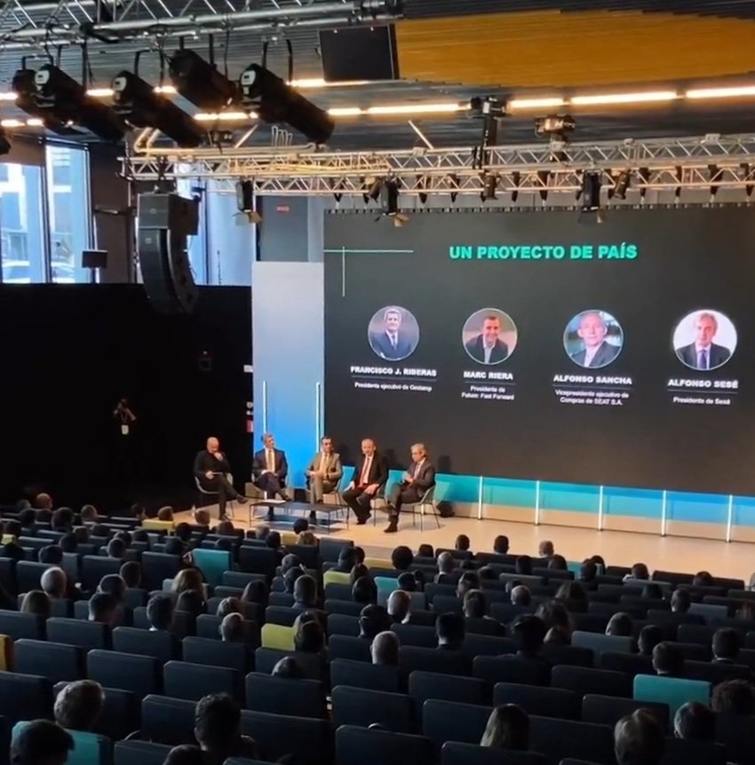 MartaMHigueras's tweet image. Hoy se ha presentado en Villaverde #FutureFastForward, la mayor agrupación de la industria de automoción española con 60 empresas y 10.000 millones de inversión y ayudas UE. Creará 1450.000 empleos y 2.500 millones en recaudación. Esto es el futuro y no el consumo de alcohol.