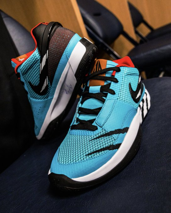 Sneaker Huddle tweet media