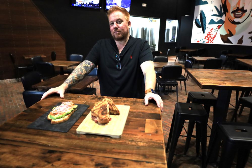 FWTXmag's tweet image. A New Brewpub Has Officially Opened on Camp Bowie Blvd. 
fwtx.com/eat-drink/a-ne… 

#boozies #brewpubs #wagyubeef #sauerkraut #rueben #inhousedrinks #localbrew #homemadebread #fortworthfoodie #fortoworthlocal #fwtx #fwtxmag #panthercity