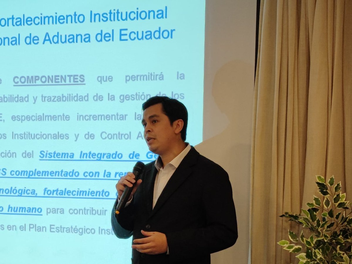 SENAE_Aduana's tweet image. #AduanaEc y @SRIoficialEc realizaron el lanzamiento del taller de arranque del Proyecto de Repotenciación del #Ecuapass.

Este programa busca:

✅Optimizar las operaciones aduaneras.
✅Realizar un eficiente control.
✅Implementar nuevas tecnologías.

🛃🇪🇨💪🏼