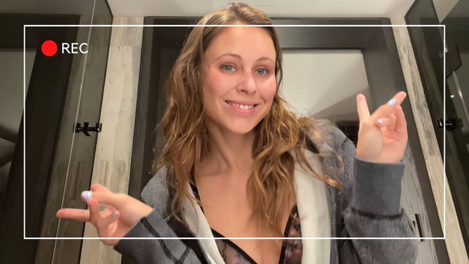 I had a one night stand in nyc! And vlogged it: https://t.co/XrX5SQrdnN https://t.co/KXIV9eNDz0