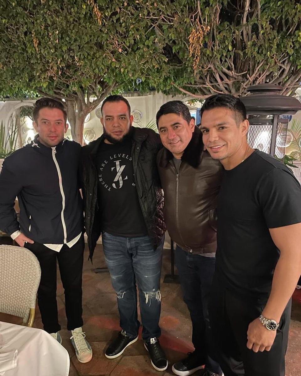 Boxeo Inmortales (@boxeoinmortales) on Twitter photo La leyenda Erik "Terrible" Morales se une al equipo de José "Chon" Zepeda y están preparando un gran regreso al ring. 🥊
#TerribleMorales #ChonZepeda #box
<a href="/terrible100/">Erik Terrible Morales</a> <a href="/ChonZepeda/">Jose Zepeda</a> La leyenda Erik "Terrible" Morales se une al equipo de José "Chon" Zepeda y están preparando un gran regreso al ring. 🥊
#TerribleMorales #ChonZepeda #box
<a href="/terrible100/">Erik Terrible Morales</a> <a href="/ChonZepeda/">Jose Zepeda</a>