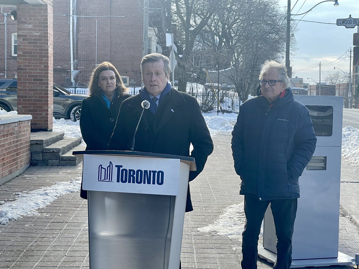 JohnTory's tweet image. 25 new speed cameras are being deployed across the city.

Joined @mckelvieto and @mikecolleto to see a new camera in midtown.