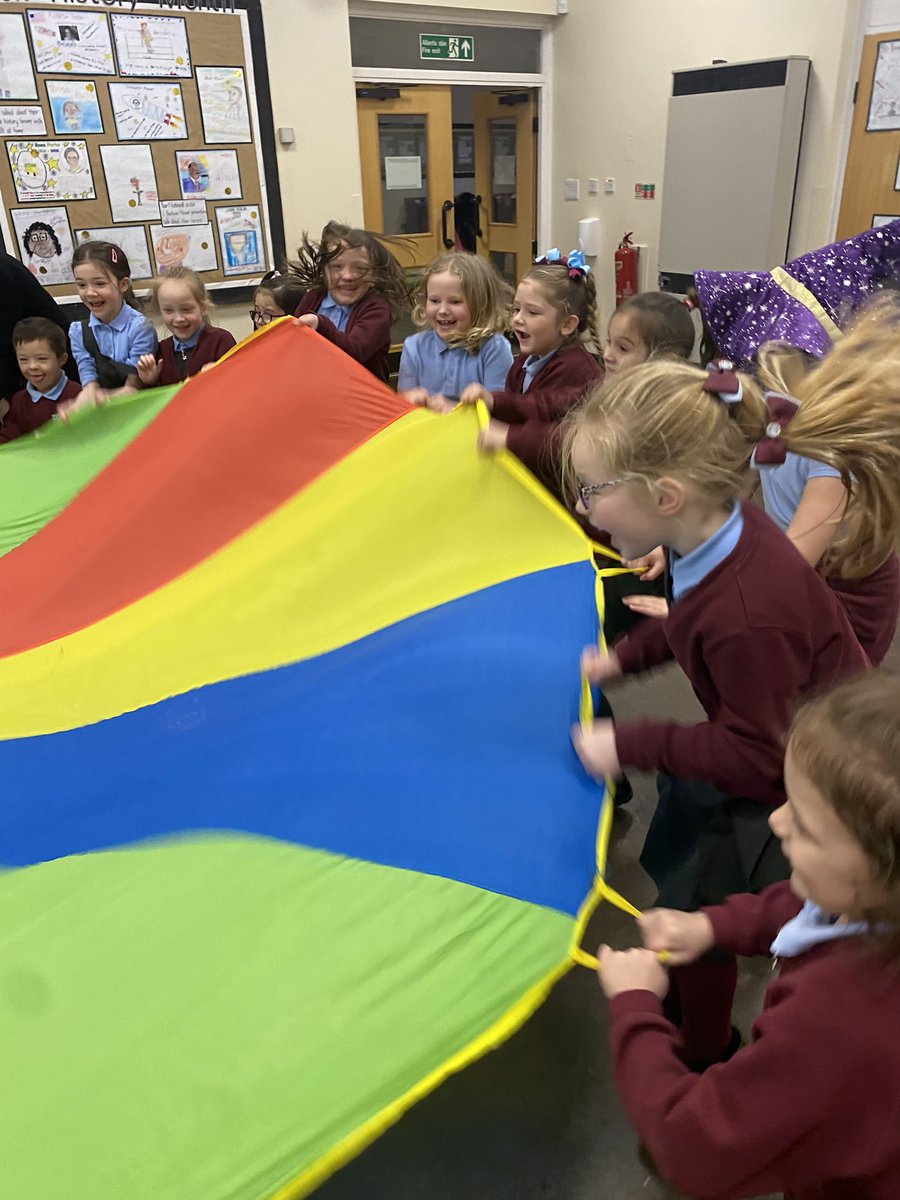 MrsEdwardsBHPS's tweet photo. Today #bhpsyear2 participated in a storytelling session of Merlin and the Red Dragon from @loubyloustories incredible and engaging as always! @BeaufortHillPri #year2bhps 🏴󠁧󠁢󠁷󠁬󠁳󠁿 https://t.co/OJN5crQHIM