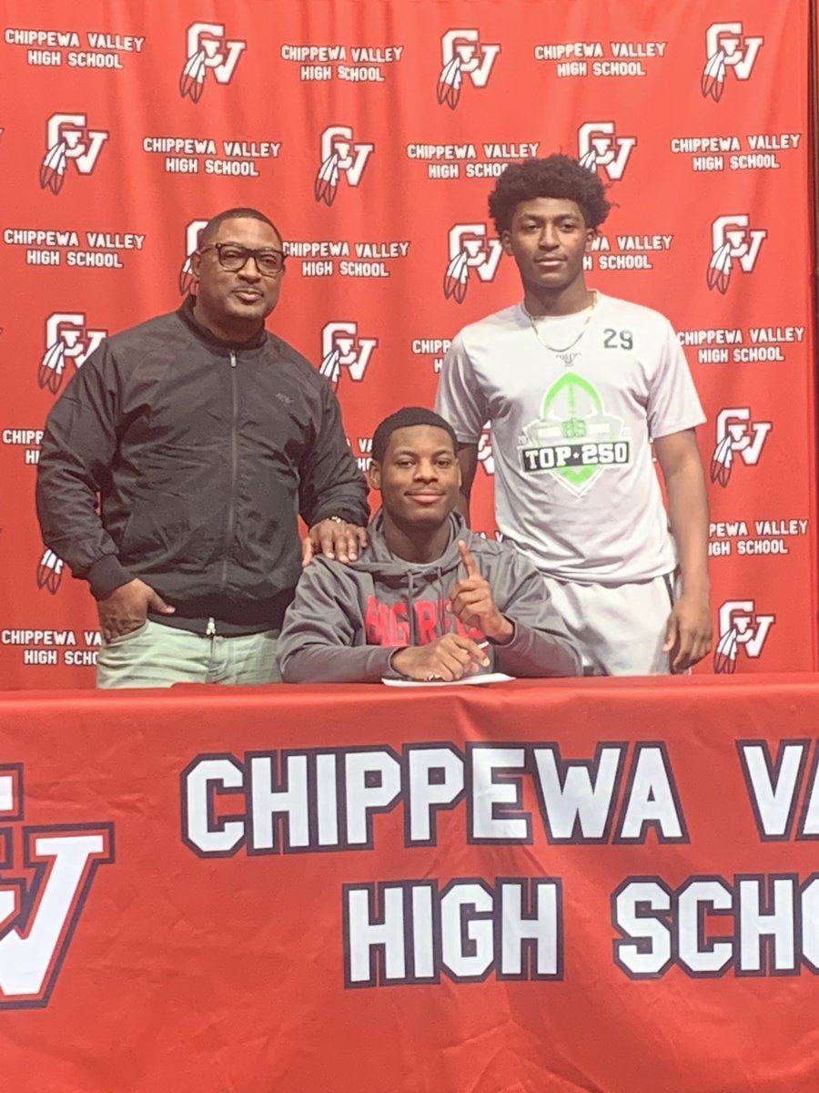 schihl's tweet photo. Congratulation to @KaelinShaw and his family as he signs with @du_football for next year. Good luck in your future endeavor! #GoBigReds #OnceaBigRed https://t.co/9JapgPq3kl