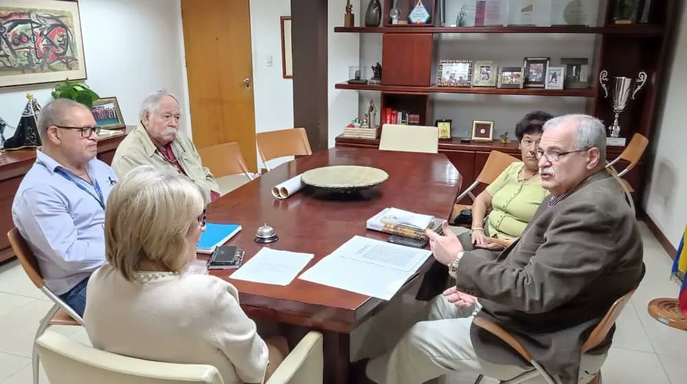 UCarabobo's tweet photo. #Noticias @UCarabobo y Academia de Historia del estado Carabobo afinan detalles de convenio institucional entre ambas instituciones, que será presentado ante Consejo Universitario. https://t.co/uTkpo36kJm https://t.co/JlOoMbLcHV