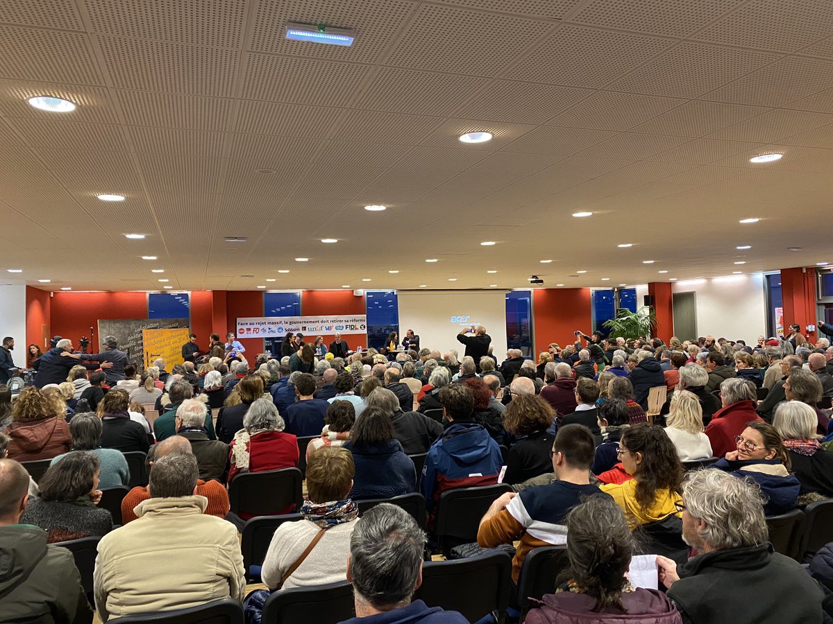 NLanglois76's tweet photo. Salle comble ce soir avec la population, les syndicats, et @sebastienjumel @MC_Garin @Francois_Ruffin @fabien_gay pour le droit à la retraite, pour vivre dignement et travailler mieux plutôt que vieux #retaite https://t.co/EHq9mgKEV1