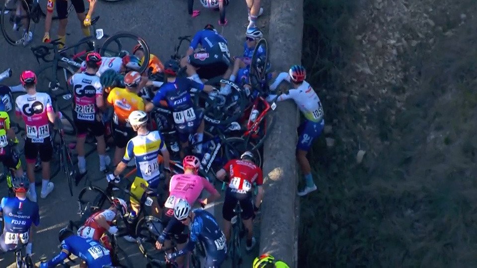 alpiedeldeporte's tweet photo. Ciclista francés #ValentinFerron por poco cae al vacío durante la Estrella de Bessèges (VIDEO) https://t.co/puL4XxIBkd https://t.co/3fPAd1pKlP