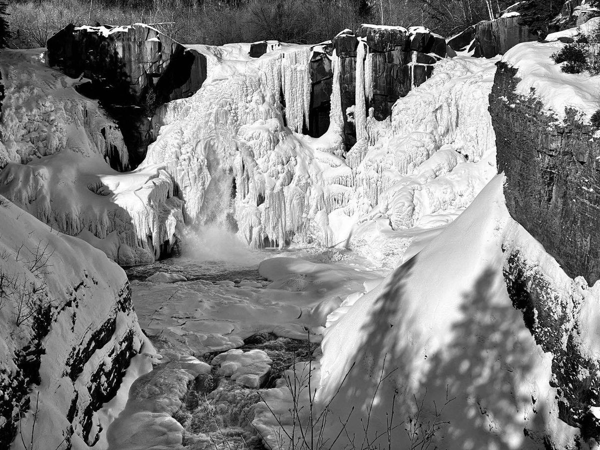 havington's tweet photo. Up near Canadian border on the North Shore of Lake Superior. Never get tired of this area of the planet no matter the season. #lakesuperior #minnesota #winter #northshore #blackandwhite https://t.co/ILwBL15GIs