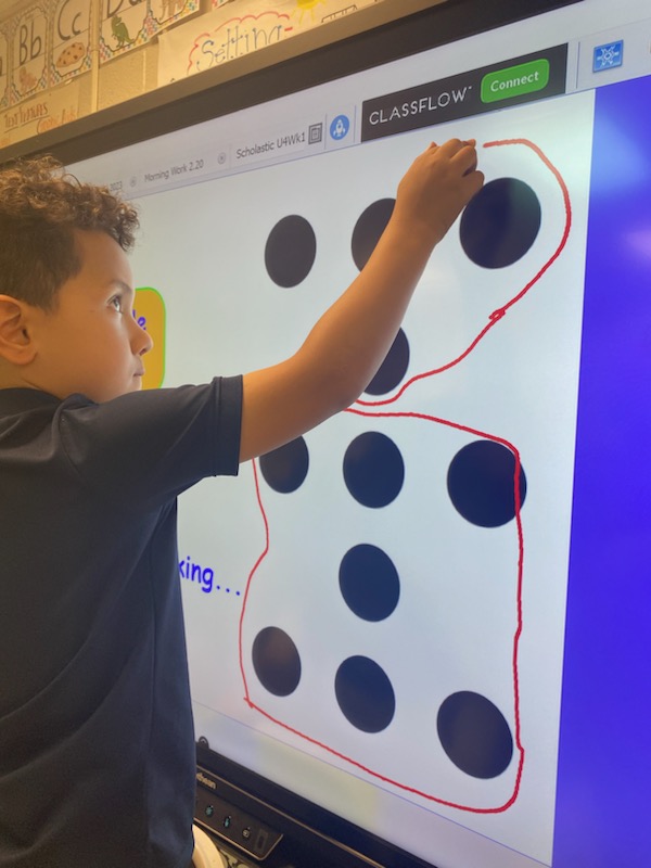 IC_Kirkpatrick's tweet photo. @MrsJTukes @CaseNPoynt Mrs. Poynter's 1st graders are sharing the different ways they see this @openmiddle problem!  They love to explaining their thinking! #SMP3 #ncssbethebest #ncts https://t.co/1oW0swHZhR