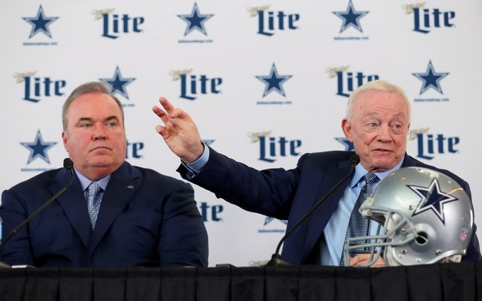 PlaysOfTheWeek's tweet photo. Declaraciones recientes de Jerry Jones:

"Quiero que McCarthy dure lo que duró Tom Landry con los #DallasCowboys".

"Queremos tener a @dak al menos 10 años más".

Fans de los Vaqueros, vayan mentalizándose a no volver a ver a su equipo campeón un buen y largo rato. https://t.co/7Ubmpkp4xs