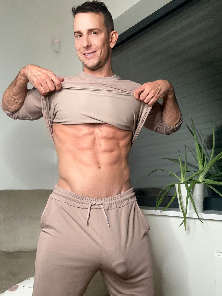 JamieBa56664022's tweet photo. Lets do a cardio session today here in my room and skip the gym https://t.co/ZoGjiDnQSu
