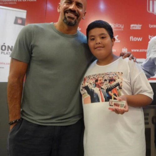 VSportsTM's tweet image. Estudiantes de La Plata lanzó un programa para asociar a niños y niñas de entre 3 y 12 años en situación vulnerable y cuyas familias no cuenten con el respaldo económico para pagar la cuota. La iniciativa se llama "Infancias Pinchas". Ya se entregaron los primeros carnets. 👏❤️⚽️