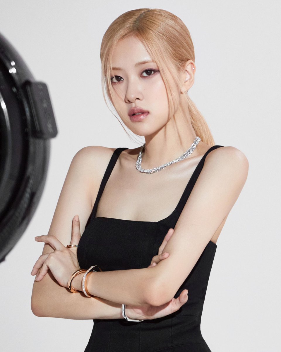 rosefeeds's tweet photo. #ROSÉ for #TiffanyLock https://t.co/whqcZ1Q6N1