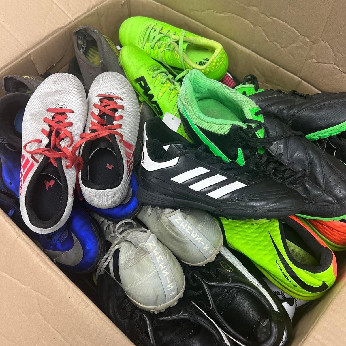 Our partner @nu_foundation has been on the road delivering boots to Hadrian Park Primary School and St Teresa’s Catholic Primary School in the North East! 👟 Carrick’s Boot Room has now delivered more than 3️⃣0️⃣0️⃣0️⃣ pairs of boots to young people and we still have more to go! ⭐️