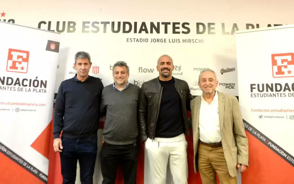 VSportsTM's tweet image. Estudiantes de La Plata lanzó un programa para asociar a niños y niñas de entre 3 y 12 años en situación vulnerable y cuyas familias no cuenten con el respaldo económico para pagar la cuota. La iniciativa se llama "Infancias Pinchas". Ya se entregaron los primeros carnets. 👏❤️⚽️