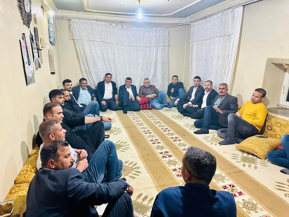 HarranGelecek's tweet photo. Ayyıldız köyündeyiz
Halkımızla beraberiz 
#SevgiİleGeleceğiz https://t.co/Qnvx40nGgK