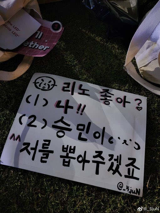 dailyseung2's tweet photo. stay had a sign saying “lee know, do you like? 1) me!! 2) seungminnie” and seungmin picked 2 for him 😭

cr. https://t.co/HDDyO9ixMI https://t.co/SYXbXi3ZMq