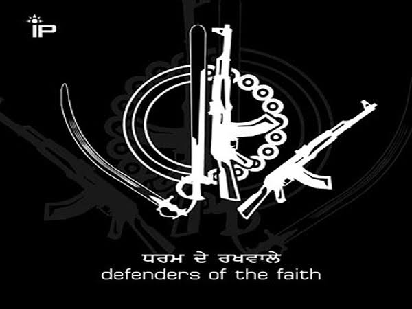 panthichumanist's tweet photo. The album art on this one went insanely hard. Simple early-2000s digital graphic design stays unparalleled. https://t.co/KQVayUhV7F