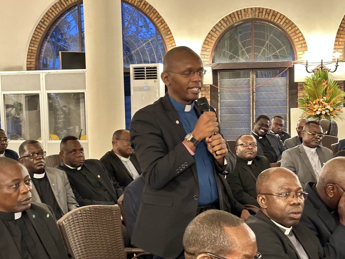 antoniospadaro's tweet photo. #PopeFrancis meets the #Jesuits of #RdCongo  85 Jesuits. Great questions great answers great conversation ⁦@jesuitnews⁩ ⁦@EverydayJesuits⁩ ⁦@Gesuiti⁩ https://t.co/LloMx5AC1m