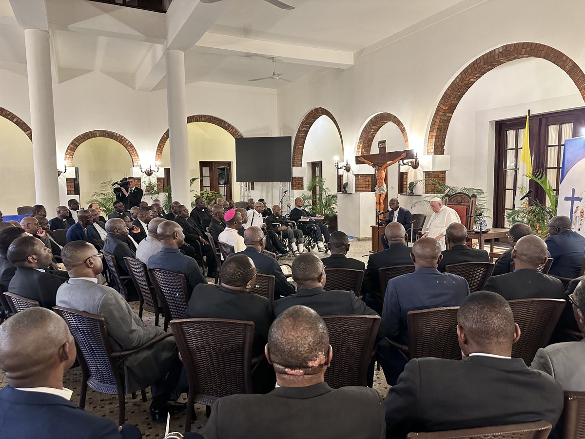 antoniospadaro's tweet photo. #PopeFrancis meets the #Jesuits of #RdCongo  85 Jesuits. Great questions great answers great conversation ⁦@jesuitnews⁩ ⁦@EverydayJesuits⁩ ⁦@Gesuiti⁩ https://t.co/LloMx5AC1m