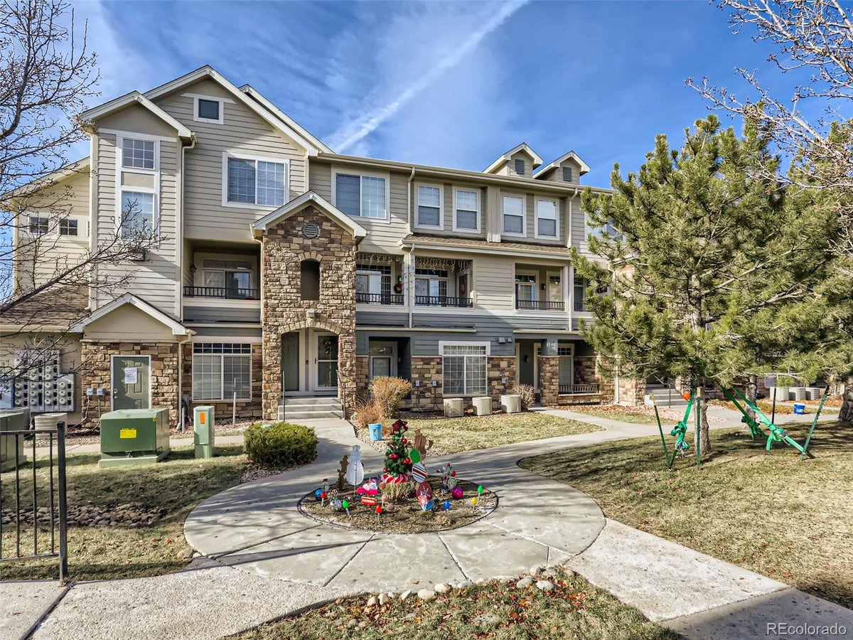 OpeningColorado's tweet image. Charming 2 BD/ 3 BA in Castle Rock has a lot to offer. Call/text/DM me for info.  cpix.me/l/163013731