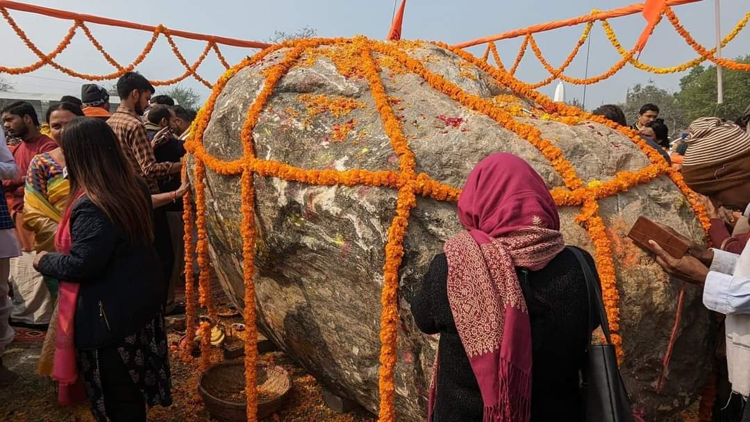 मैं तो एक मामूली पत्थर था!तेरे नाम ने मुझे अनमोल कर दिया मेरे राम!अयोध्या धाम में जिस शालिग्राम देवशीला से प्रभु श्री राम जी की मूर्ति बनाई जाएगी,नेपाल से अयोध्या पहुंच गया है।रास्ते मे जहां-जहां से भी आया वहां के श्री राम भक्त इसे छूने केलिएलालायित रहेअपितु जोश के साथ चलते रहे