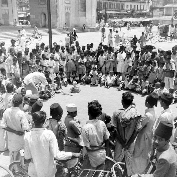 The dying street art & performance: How many of you remember jugglers performing on streets for a living? A jugglery session in progress at #Charminar in #Hyderabad in 1948. The area so crowded now that it’s impossible for a street show. #charmers Pic courtesy: Life magazine