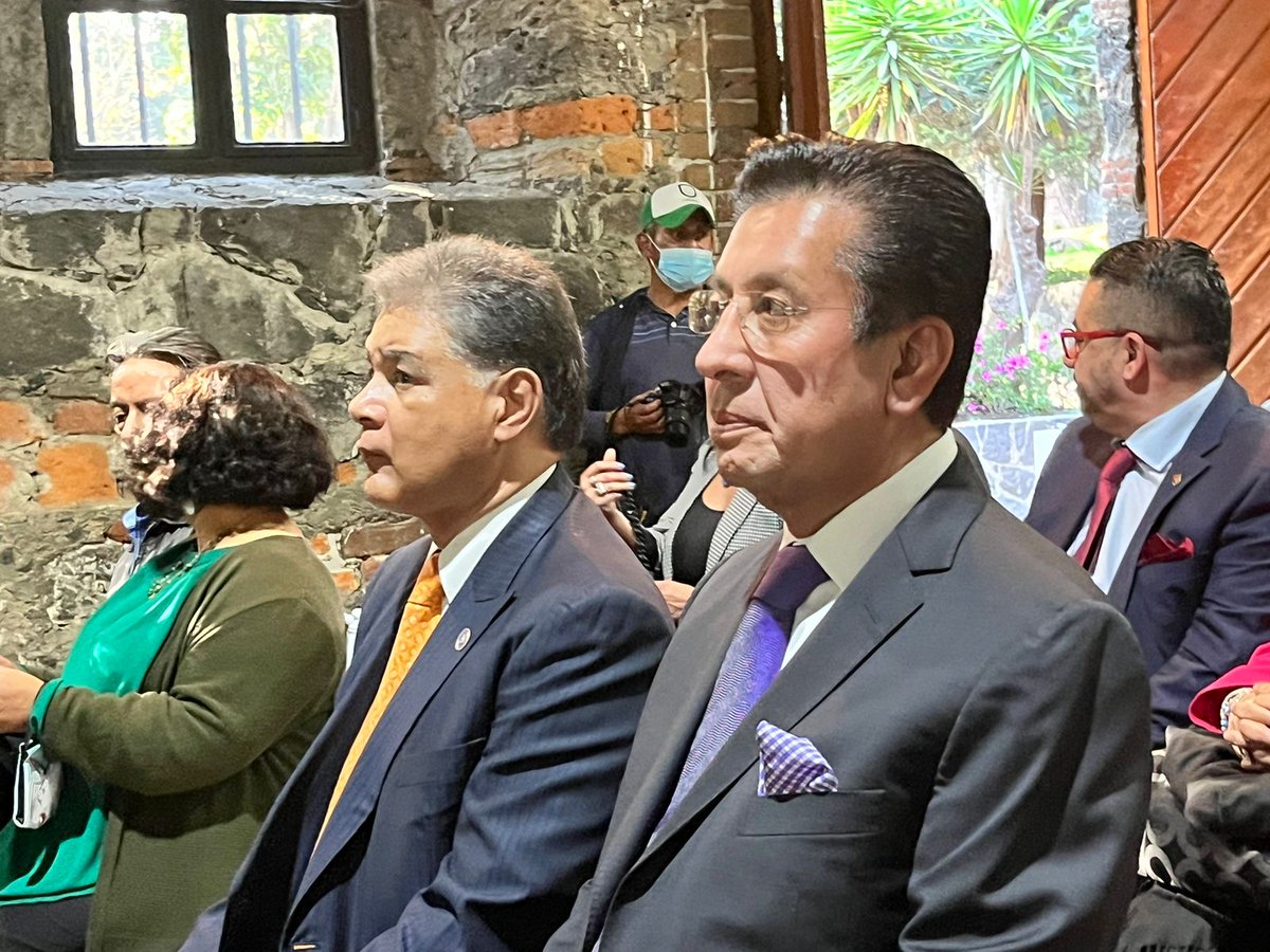AMESP_oficial's tweet photo. En representación del Presidente de #AMESP Lic. @gabrielbernal02 asiste el Expresidente Cap. @CapSalvadorLop1 y la Directora General @vtorreslanda al informe de resultados y toma de protesta de la mesa directiva 2023 de @Segpormexico la cuál será presidida por Héctor Romero S. https://t.co/maqBkwak2P