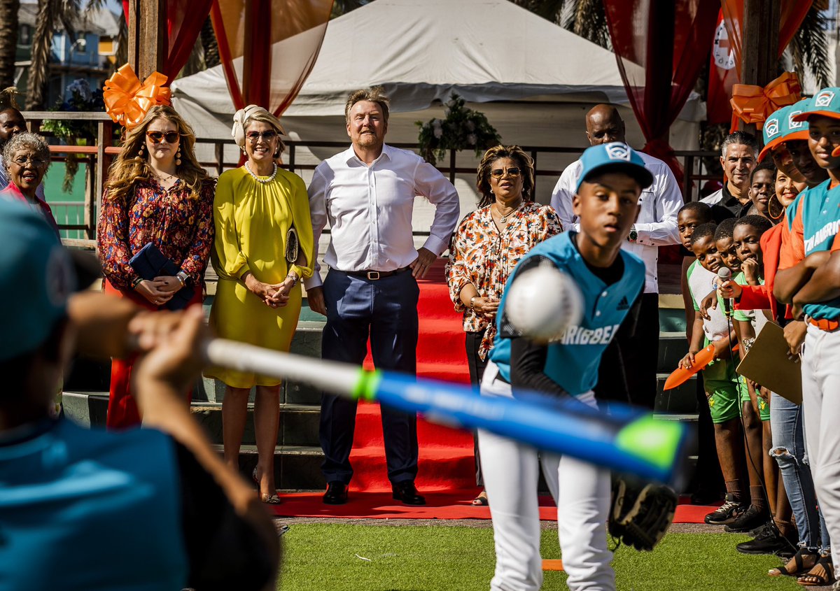 Op het Briónplein in Willemstad geeft de Koning het startschot voor de inschrijvingen van de Koningsspelen op Curaçao. De Koning, Koningin Máxima en Prinses van Oranje bekijken de verschillende sportwedstrijden waaraan basisschoolkinderen meedoen. koninklijkhuis.nl/agenda/2023/01…