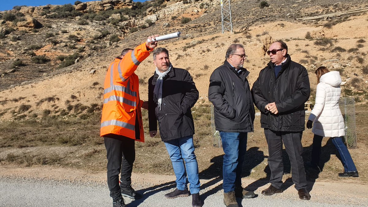 BizenFuster1's tweet photo. El Departamento de Vertebración del Territorio y Movilidad del @GobAragon @pepesoro apuesta por las vías verdes como factor dinamizador: x ej. los 10 kms acondicionados en torno a la Estación de los Baños de Teruel en la via a Ojos Negros por 232.000 €

https://t.co/PfCpe4weLT https://t.co/h5sbhnZbCr