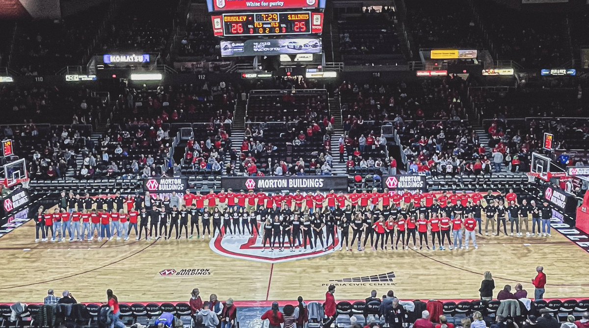 jenjones_BU's tweet photo. Really proud of our @bradleyu student-athletes who earned membership on the AD Honor Roll for achieving at least a 3.3 fall 2022 semester GPA and were recognized at the @BradleyUMBB game last night. Quite an impressive sight. Go @BradleyBraves! https://t.co/Tdtaz3M9uY