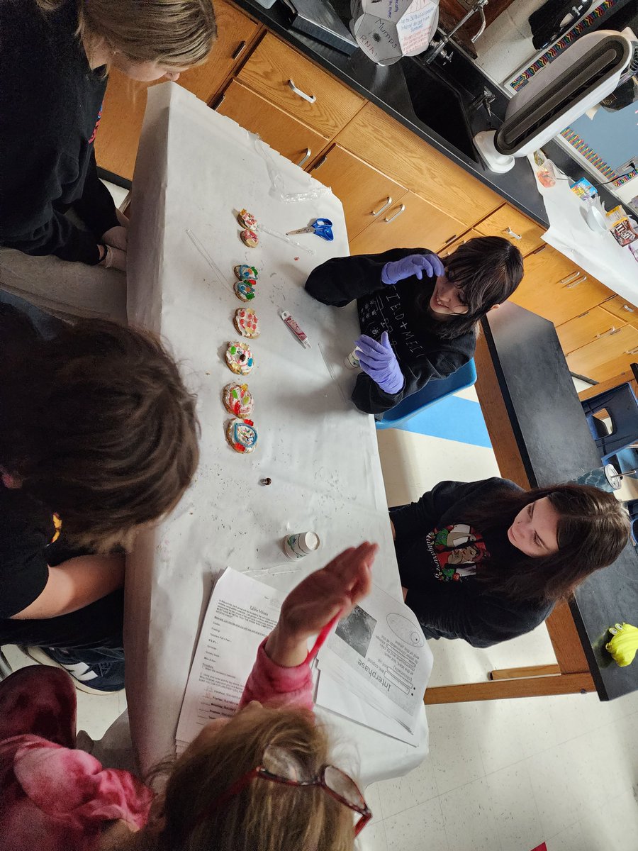 EHSEaglesInfo's tweet photo. In Biology, Mrs. Smoyer's classes learned about cell mitosis by demonstrating the process on cookies!  Learning and eating, I can't think of a better combination. https://t.co/gkj07WNNy9