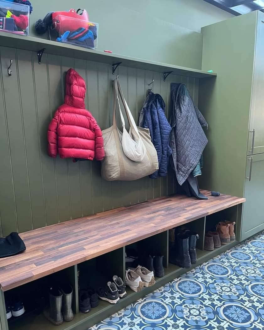 LDL_online's tweet image. With an impressive 9 meters of storage, this mud room makes storage easy for everyone - even the cat &amp;amp; dog 😺🐶
-
Thanks to @ollerworks for sharing this project with us.
-
#ldlonline #mudroom #bootroom #storagegoals #familyhome #bespokefurniture #dreamhomedesign