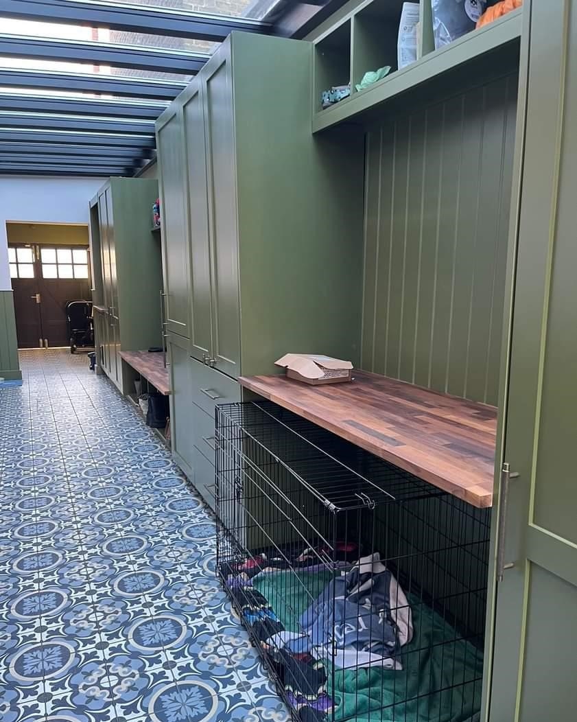 LDL_online's tweet image. With an impressive 9 meters of storage, this mud room makes storage easy for everyone - even the cat &amp;amp; dog 😺🐶
-
Thanks to @ollerworks for sharing this project with us.
-
#ldlonline #mudroom #bootroom #storagegoals #familyhome #bespokefurniture #dreamhomedesign