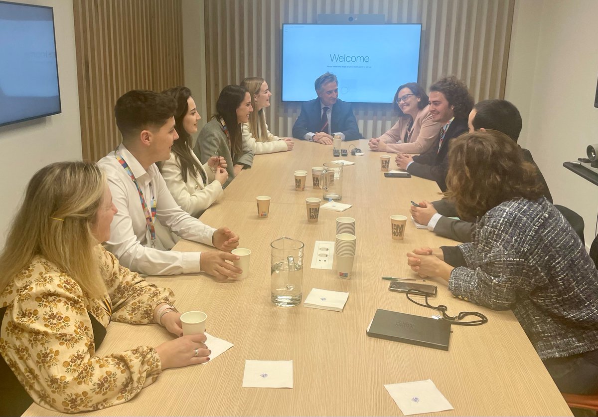 EspanaenUE's tweet photo. 📸En la 1ª jornada #ConSIMium, el equipo de estudiantes 🇪🇸 se ha reunido con el Embajador Representante Permanente Adjunto, Raúl Fuentes 

La iniciativa de simulación de @EUCouncil reúne a 162 jóvenes 🇪🇺 que se ponen en la piel de nuestros representantes y negocian normas comunes https://t.co/XbgIKfqvVb