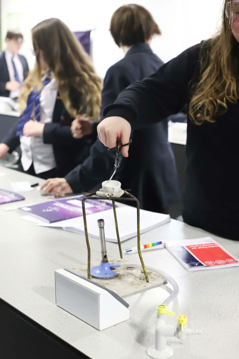 suaupdates's tweet photo. Our year 8 students have been looking at a practical in science that develops their understanding of writing chemical word equations. They reacted magnesium with oxygen to form magnesium oxide. What a fantastic lesson year 8! #TeamSUA https://t.co/zvKnu39SfP