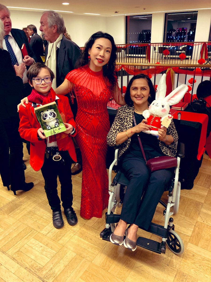 UOBChina's tweet photo. Crowds have gathered and the networking is in full swing with our performer @dixiao 🇨🇳🐇#LunarNewYear https://t.co/x9kRALGcc9