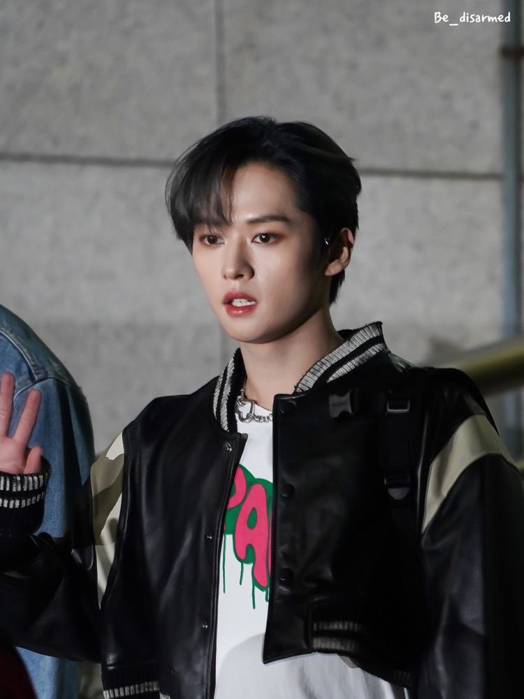 #hyunho au, в котором Минхо и Хёнджин решили пойти в боулинг.

Мяч отлетает в сторону, с грохотом приземляясь на соседнюю дорожку. Хёнджин складывается пополам от смеха. Хо краснеет.

– Ты ужасен в этом, хён.

– Ещё одно слово, и вместо шара в кегли полетишь ты.