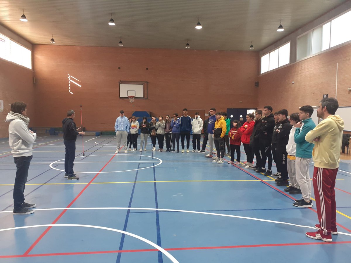 DeportesDipMlg's tweet photo. 👉🏽Hoy ha tenido lugar un nuevo taller sobre entrenamiento con barra flexible en el @ieslarosaleda https://t.co/F2z9fpG0Nh