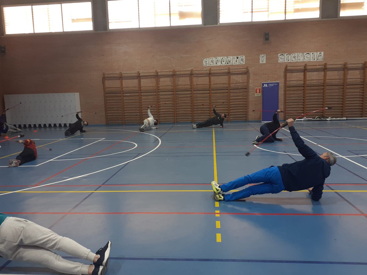 DeportesDipMlg's tweet photo. 👉🏽Hoy ha tenido lugar un nuevo taller sobre entrenamiento con barra flexible en el @ieslarosaleda https://t.co/F2z9fpG0Nh