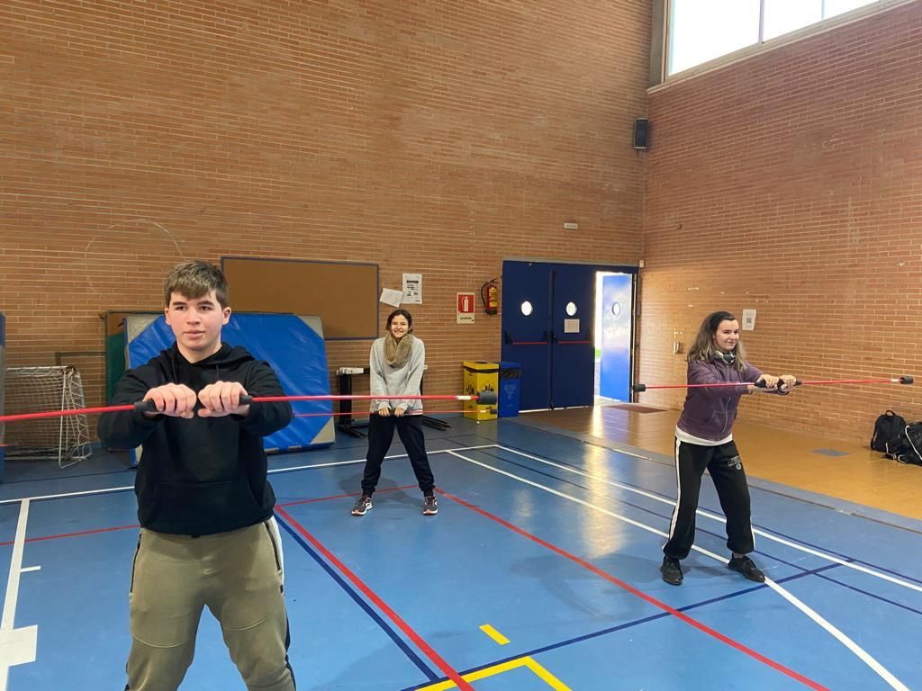 DeportesDipMlg's tweet photo. 👉🏽Hoy ha tenido lugar un nuevo taller sobre entrenamiento con barra flexible en el @ieslarosaleda https://t.co/F2z9fpG0Nh