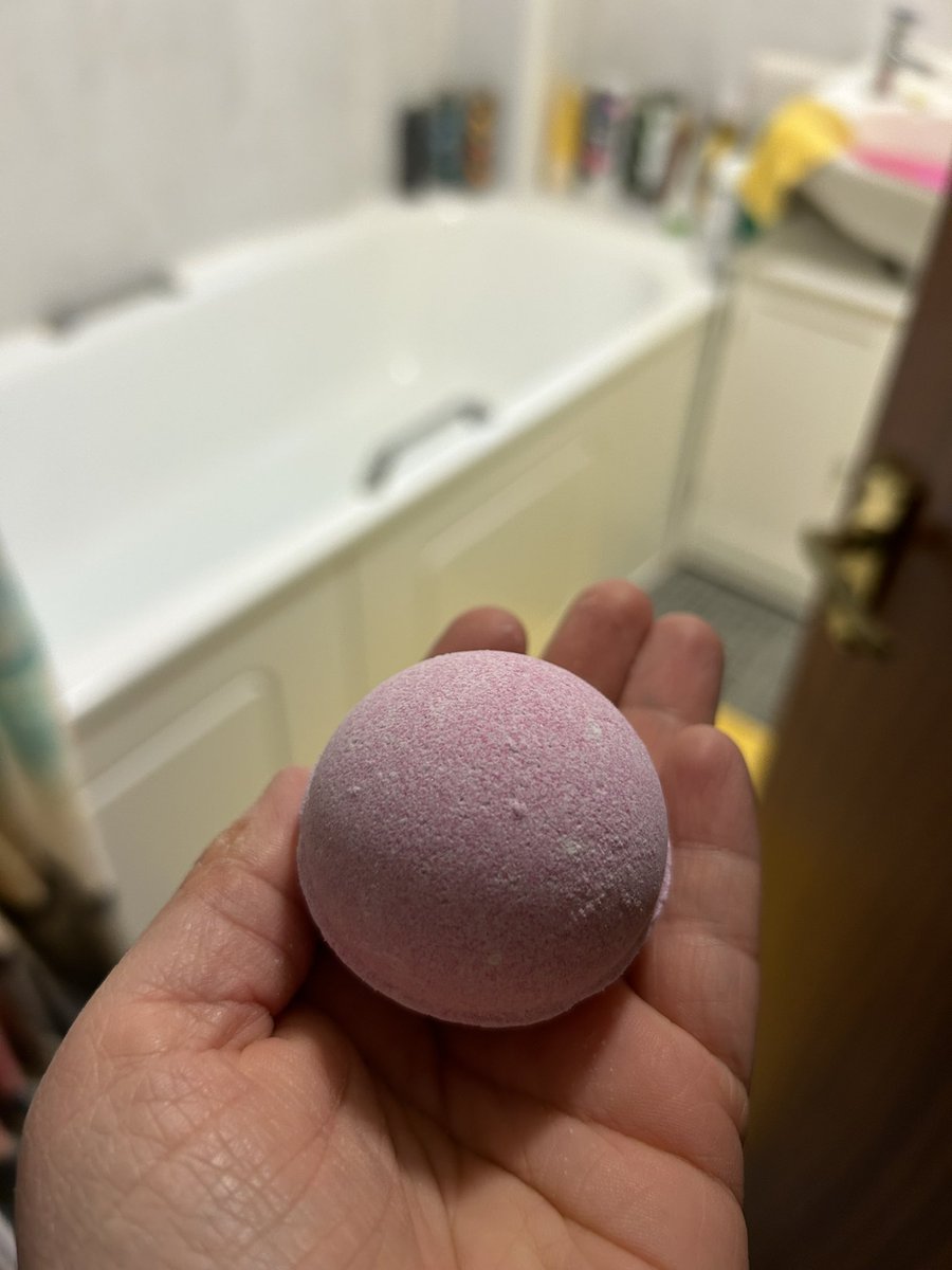 samanthaHall35's tweet photo. Had a long day at the office today, I do really work on the assist my life and also podcasts.. got home and had a nice bath 🛁.. after work.. #bathtime #bath_time #bathbombs #lovebathbombs https://t.co/cUMA6jWtM9