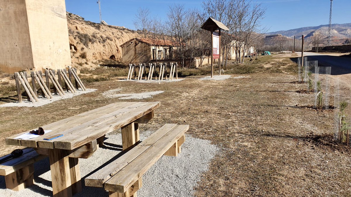 pepesoro's tweet photo. Tras iluminar túneles de Sarrión y Formiche, hemos invertido 233.000 € en mejorar 10 km de la Vía Verde de Ojos Negros cerca de Teruel: poda de vegetación, perfilado de cunetas, arreglo de firme, señalética, áreas de descanso, talanqueras… En 2023 invertiremos otros 300.000 €. https://t.co/qVTujLKCtV