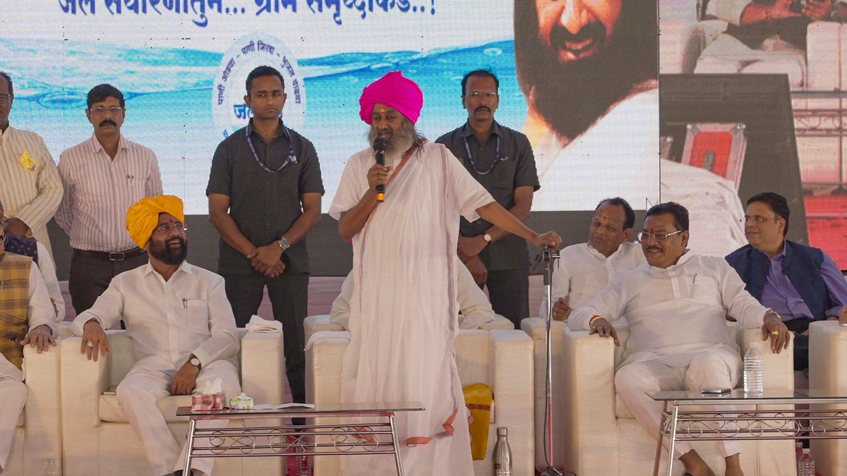Gurudev's tweet photo. The @ArtofLiving’s JalTara project has been working towards solving the water crisis faced by farmers in India. After a successful phase 1 of the project, completed over the last year, launched phase 2, along with Hon. CM of Maharashtra @mieknathshinde in Watur. https://t.co/tpbcEbKUFB