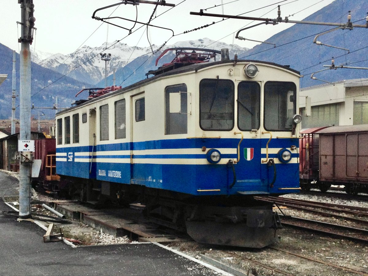 AndreasWiede's tweet photo. At the #SSIF workshops in #Domodossola 🇮🇹 in January 2013: two #ValleVigezzo #Centovalli ABDe4/4 units, built in 1923 - 100 years ago. (Their car bodies had been modernised though.) They had last been used for working museum specials (#17) or track maintenance.
#PastTrainTrips https://t.co/yzjs3o3QuG