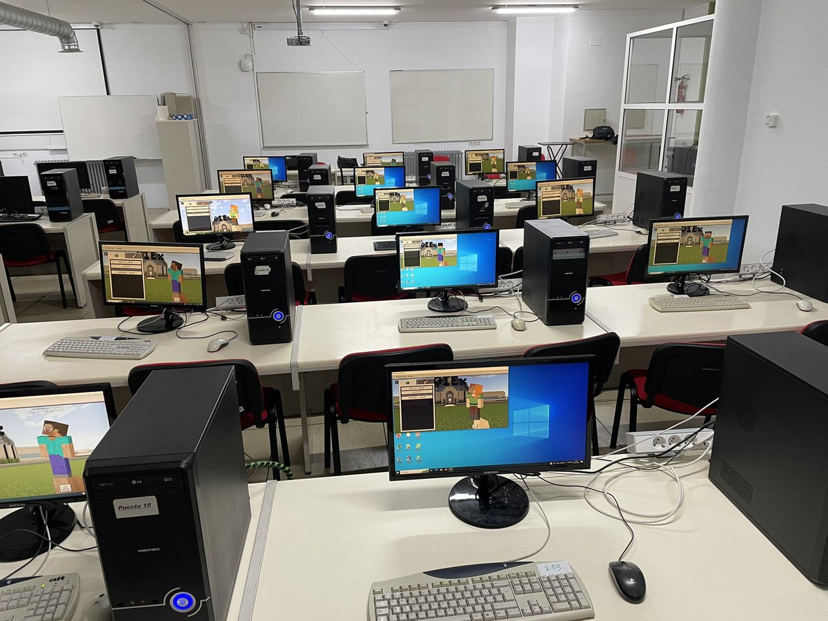 rrecheve's tweet photo. Todo listo para las pruebas de ingenio de la XI Olimpiada Informática de Extremadura. Mike y Alex esperan a los participantes en el mundo @Minecraft que hemos construido @OInformaticaEx @EPCC_Unex @infouex https://t.co/FhotZm2yFb
