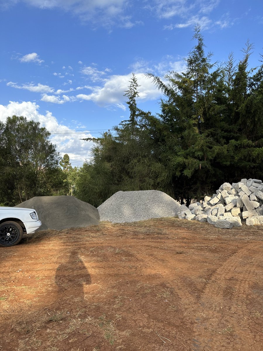dnahinga's tweet photo. Keep doing what you love doing with all your heart.
Notes from the ground:
It should take just 3 days to do ground floor walling for simple buildings
However, when dressing the stones for bush hammered pattern, it can take up to 3 weeks
#PlanWell
#PropertyOwnership
@PodCityKe https://t.co/vle85SCJ09