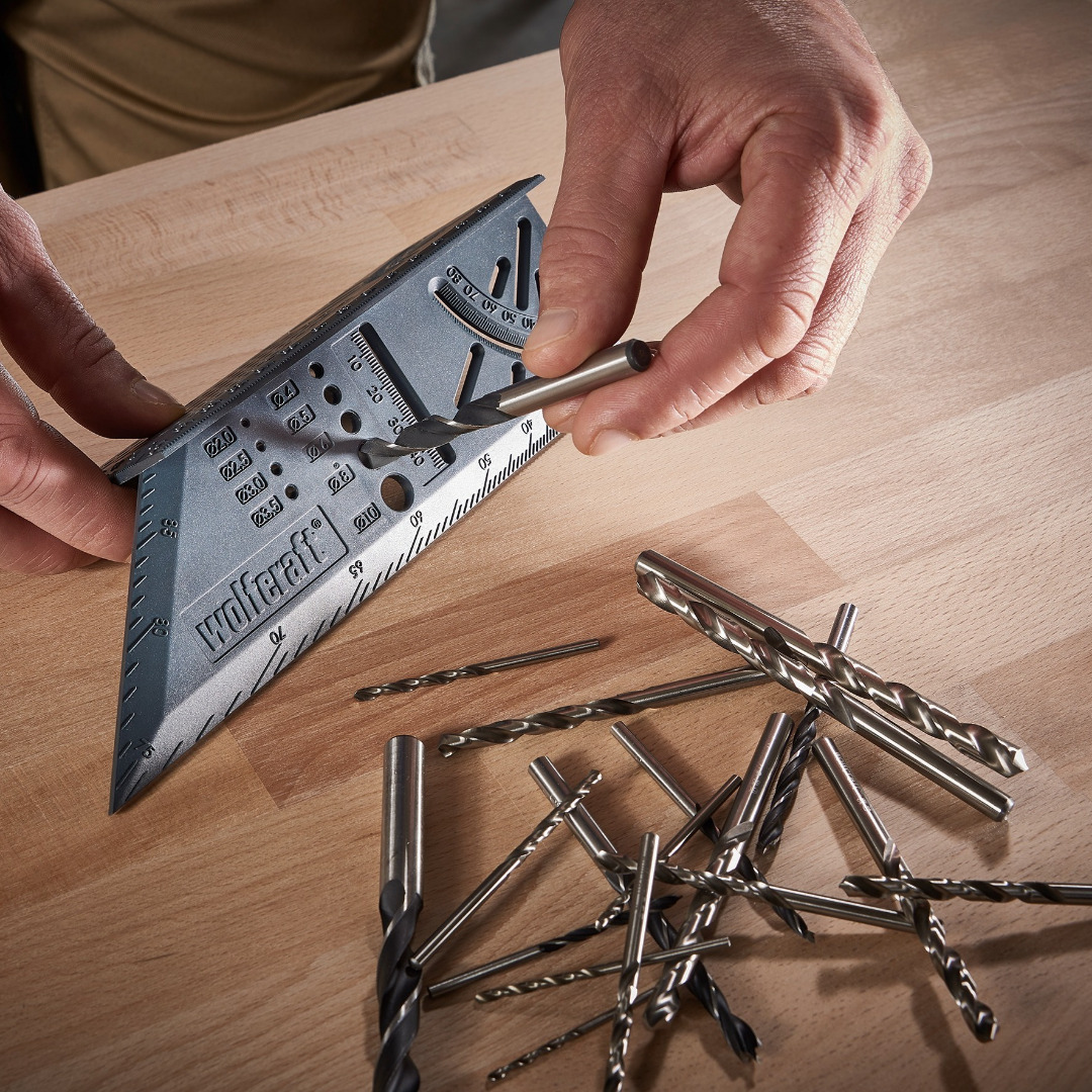 wolfcraftFrance's tweet image. Le saviez-vous ? 🤔
L&apos;équerre 3D permet aussi d&apos;identifier les diamètres des forets ! 😲
👉 Référence 5208000 👈

#Equerre #mesure #woodworking #foret #angle #rénovation #traçage #assemblage #meuble #découpe #wolfcraft #wolfcraftFrance