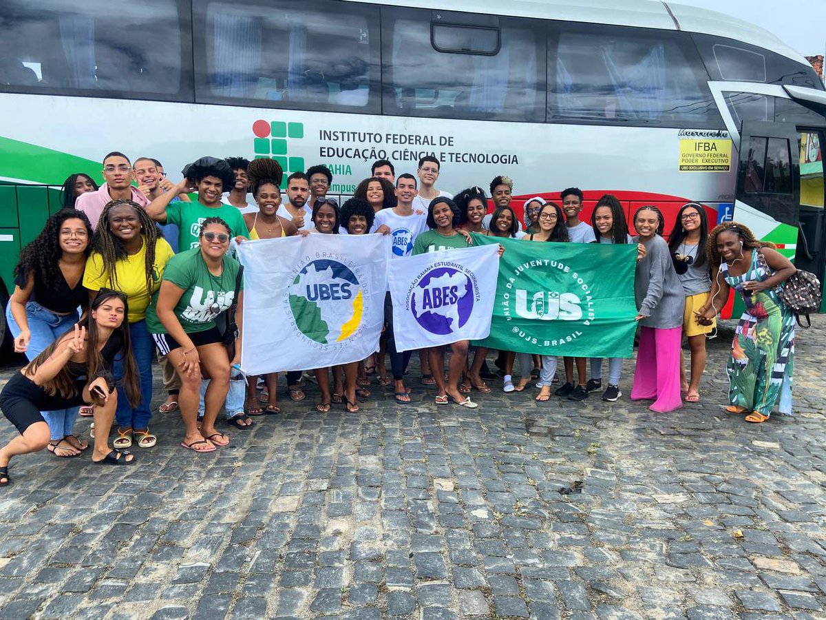 cucadauneofcial's tweet photo. UNIVERSITÁRIOS E SECUNDARISTA BAIANOS COM O PÉ NA ESTRADA 🗣🤌🏼

As primeiras bancadas da Bahia já embarcaram para viver o maior festival estudantil da América Latina. Tem dendê e pimenta aí? 👀🗣

#13BienalDaUNE #EuVouPraBienalDaUNE https://t.co/pzBcsKWgRL